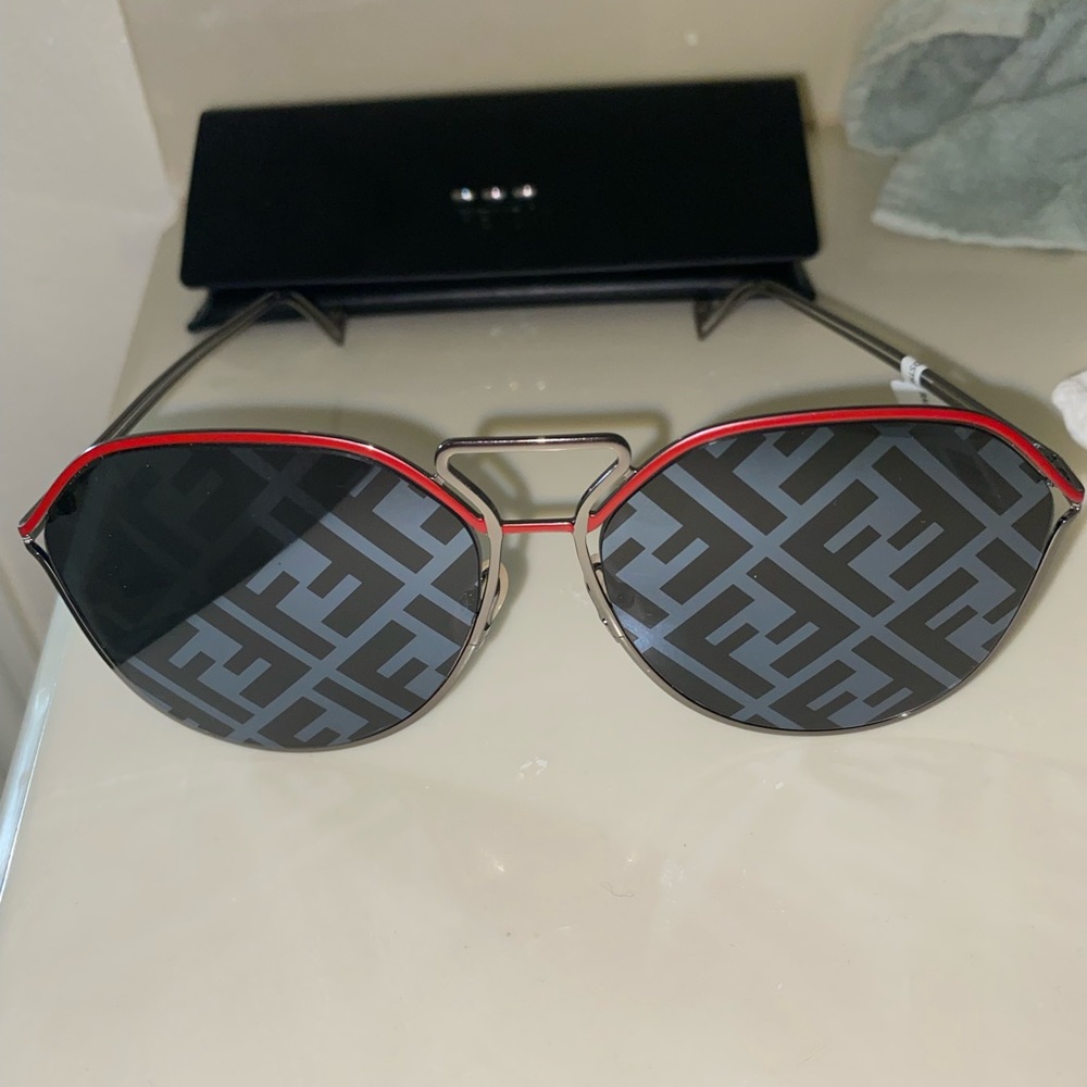 Fendi sunglasses hologram logo new with tags